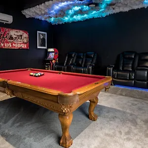 8 Bedroom Estate Near World Holiday home
